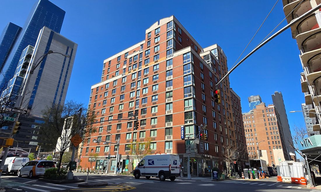 Photo for  Hudson Crossing Apartments  - 400 WEST 37 STREET Rental Building in Hudson Yards, Manhattan