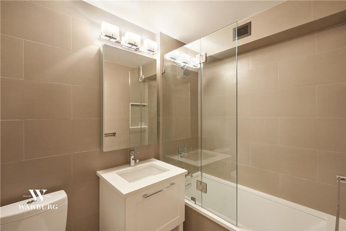 Photo for  75 East End Avenue  - 75 EAST END AVENUE Cooperative in Upper East Side, Manhattan