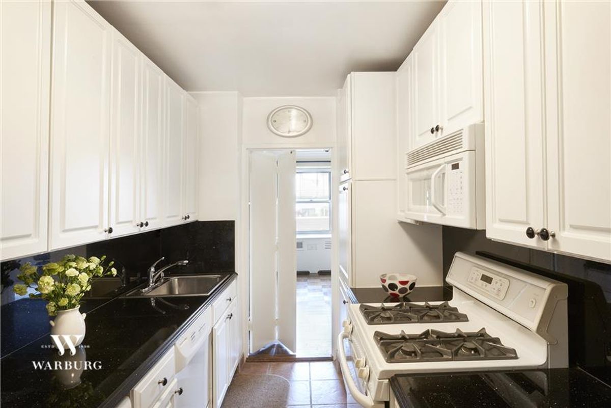 Photo for 525 East 86th Street - 525 EAST 86 STREET Cooperative in Upper East Side, Manhattan