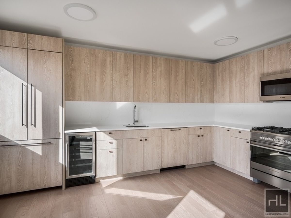 Photo for 220 East 72nd - 220 East 72nd Street Rental Building in Lenox Hill, Manhattan