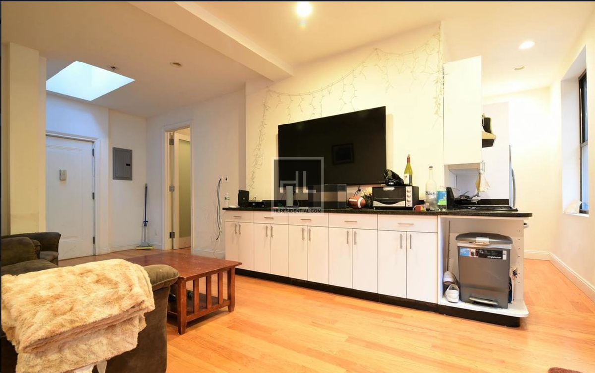 Photo for 140 East 46th Street - 140 East 46th Street Rental Building in Turtle Bay, Manhattan