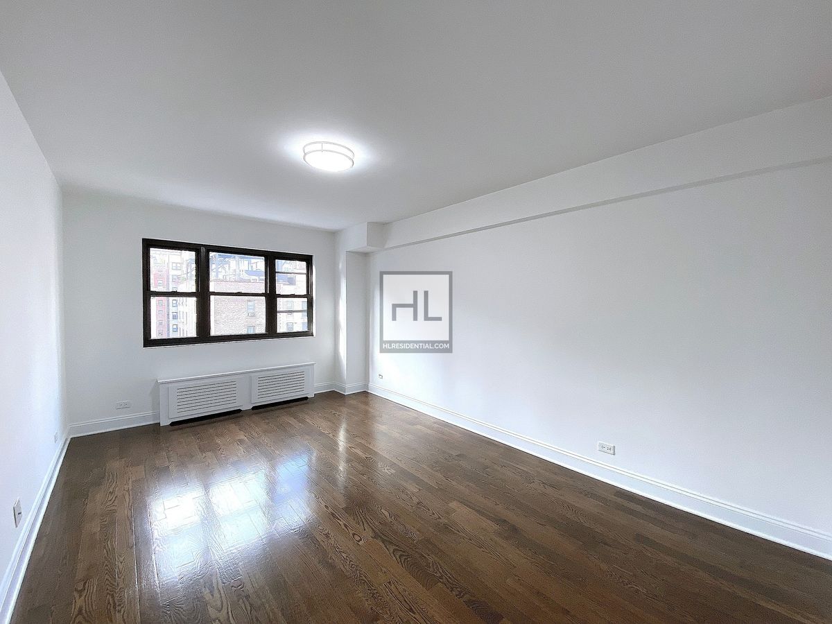 Photo for 165 East 35th Street - 165 East 35th Street Rental Building in Murray Hill, Manhattan