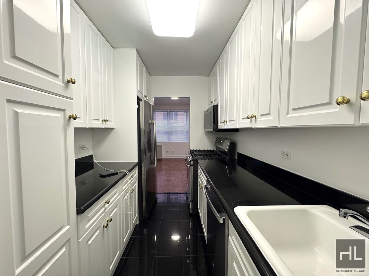 888 8th Avenue - 888 8th Avenue Rental Building in Midtown