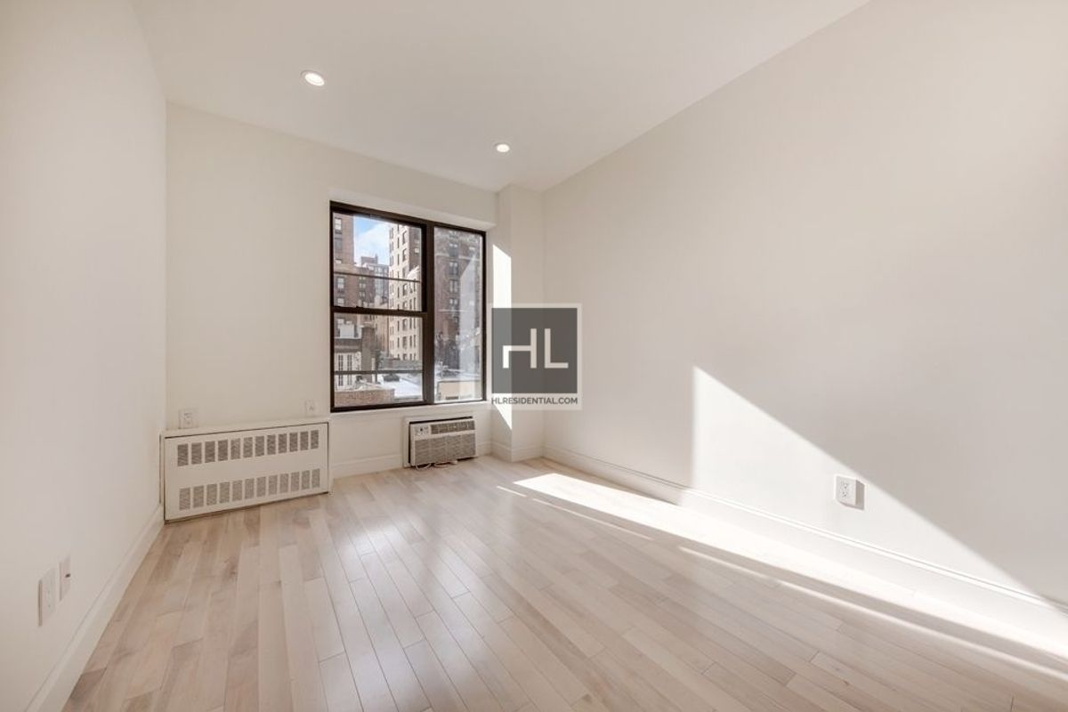 Photo for 114 EAST 40th STREET - 114 East 40th Street Rental Building in Murray Hill, Manhattan